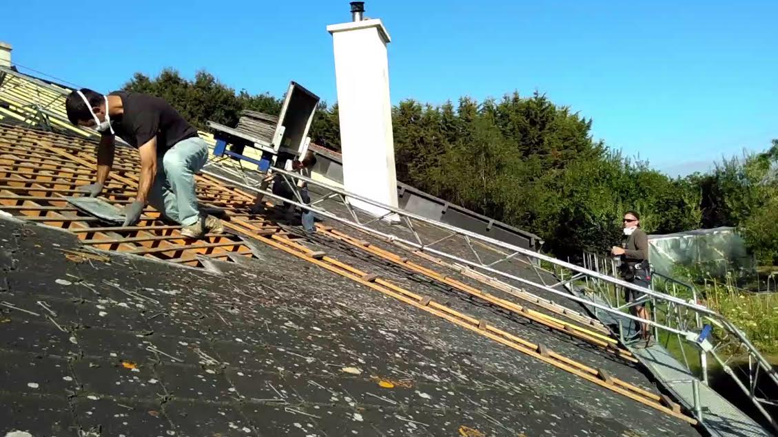 Antoine sur un Toit à Orgères